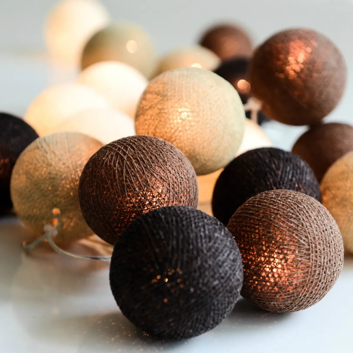 Irislights Brownie 20-lights Brun Fra Irislights - Lyslenken leveres med kuler h&aring;ndlaget i bomull og polyester i forskjellige brunnyanser som sprer en fin gl&oslash;d n&aring;r de er tent.