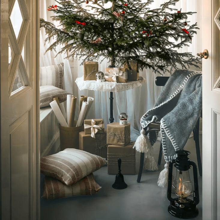 Storm Lantern big Grønn Fra Strömshaga - En parafinlampe i klassisk design som blir en fin interi&oslash;rdetalj og gir en vakker gl&oslash;d b&aring;de ute og inne.