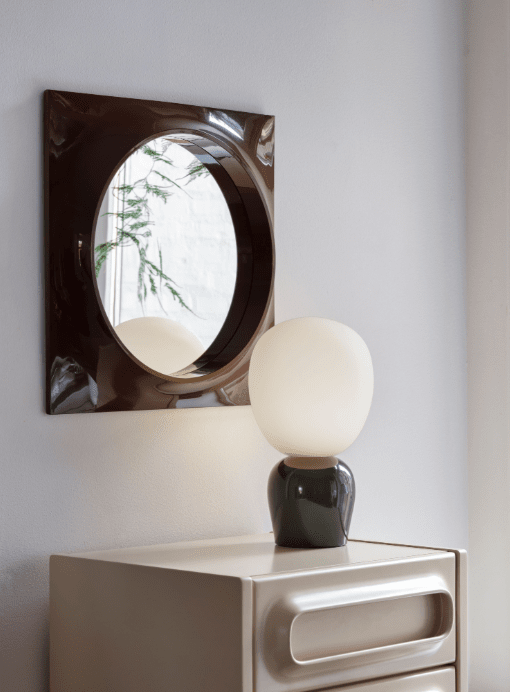 Buddy 34cm Grønn bordlampe Fra Belid - Med sin jevne gl&oslash;d og sofistikerte design blir Buddy en naturlig del av hjemmet, en f&oslash;lgesvenn som sprer lys og karakter i generasjoner fremover.