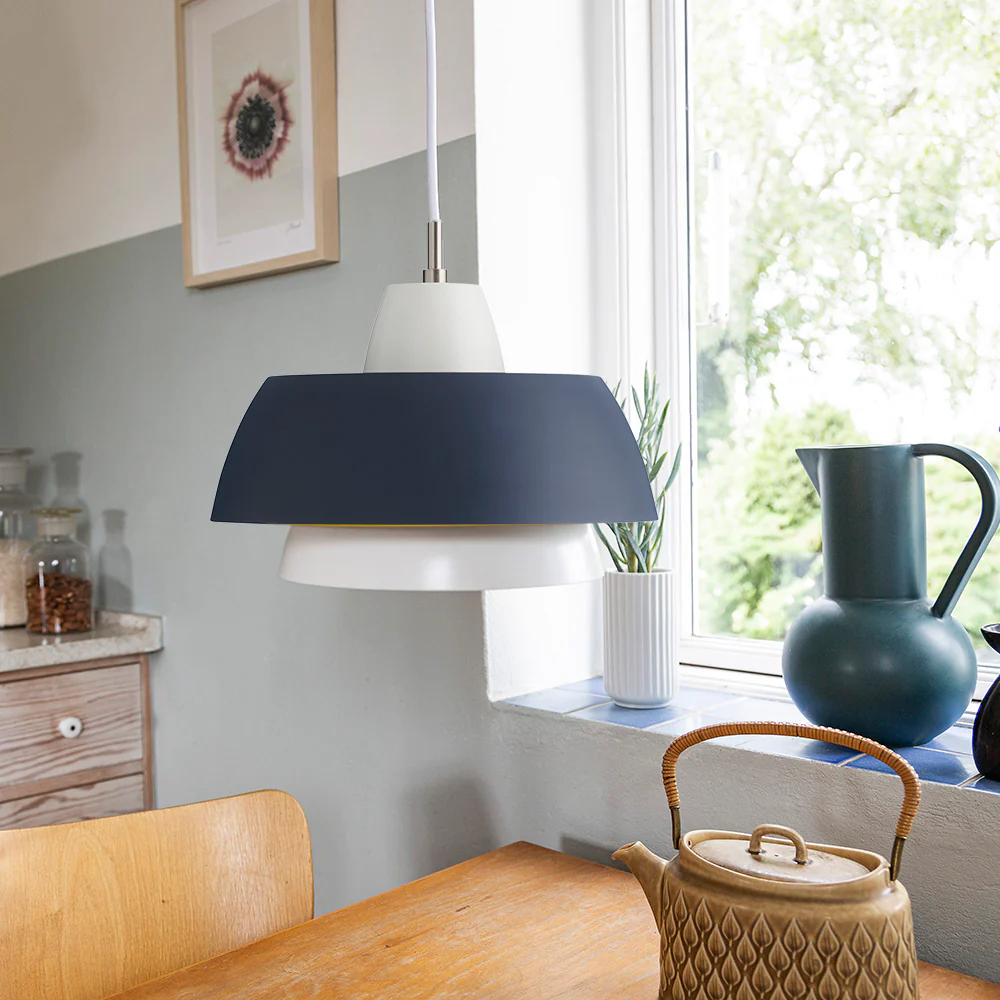 Trio Ø28 Mørk grå Taklampe Fra Superliving - I en vakker kombinasjon med de tre nyansene gir Trio-pendelen deg en moderne lampe som du kan bruke over spise- eller kj&oslash;kkenbordet.