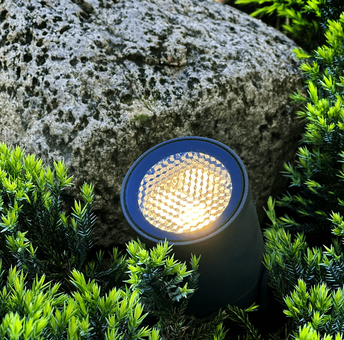 Luna Start Mørk grå Fra Lightson - Det ing&aring;r en st&ouml;rre transformator f&ouml;r att kunna bygga ut ditt system i framtiden, en 5m grenkabel och 2st m&ouml;rkgr&aring; Luna markspottar.