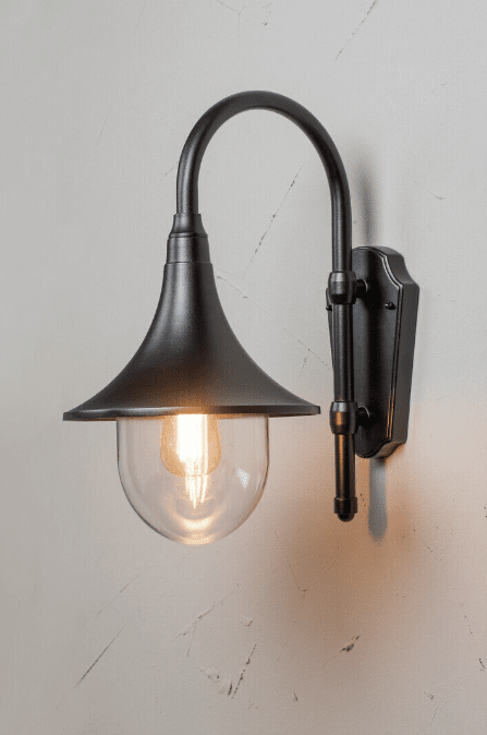 Kartano Trumpet Svart utendørslampe Fra Airam - Lysp&aelig;ren er godt synlig inne i armaturen, spesielt; valg av lyskilde (ikke inkludert) har stor betydning for stemningen og effekten av belysningen.