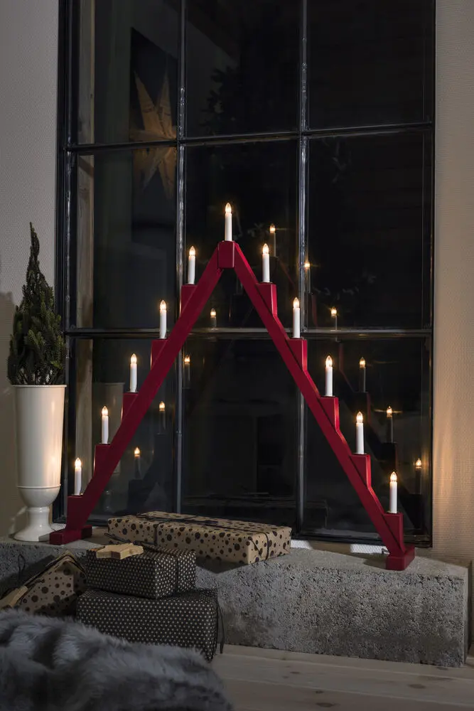 Candelabra 11 Lights RØD Fra Konstsmide - Sammenleggbar elektrisk lysestake med 11 lys, laget av r&oslash;dmalt tre, dekorert med messingringer rundt hvert lys for en elegant touch.