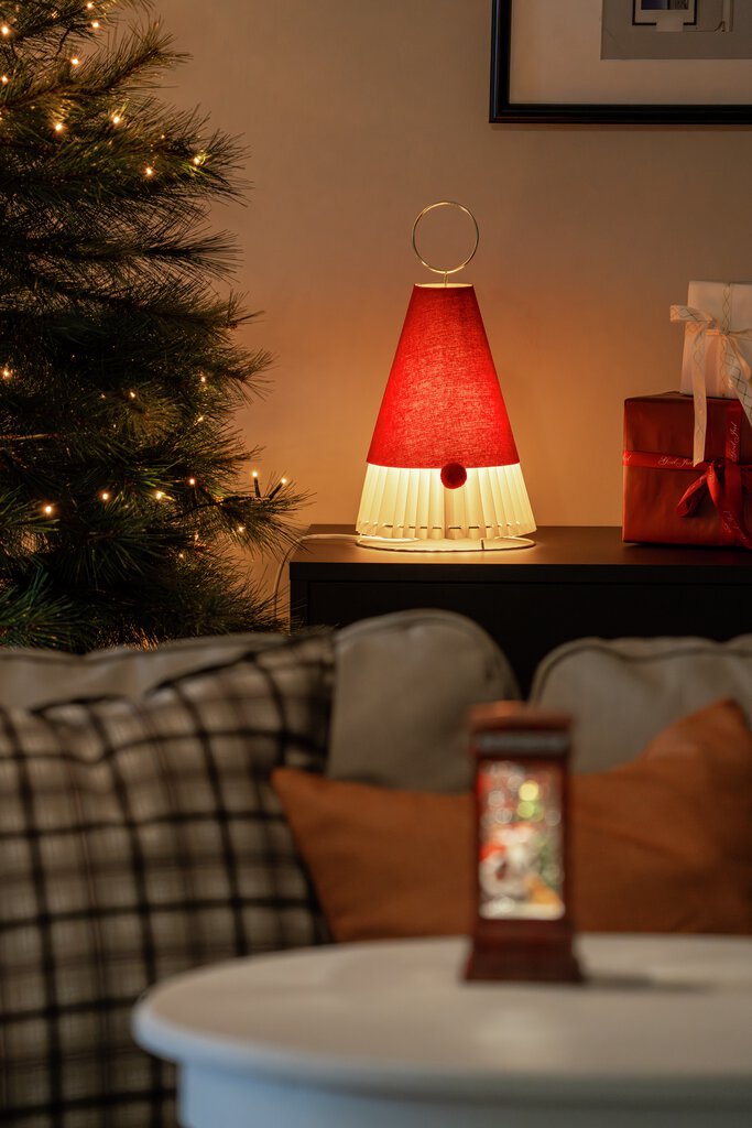 Papirstomte RØD Fra Konstsmide - Gir en myk og varm gl&oslash;d som lyser opp hjemmet i advent og jul.