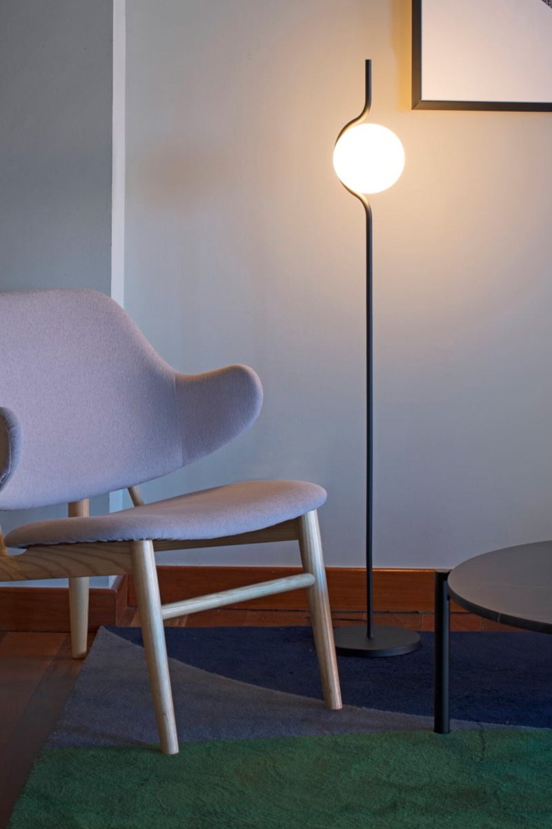 Le Vita Svart gulvlampe Fra Faro Barcelona - Le Vita er en designserie fra Nahtrang som kjennetegnes av sin elegante enkelhet.