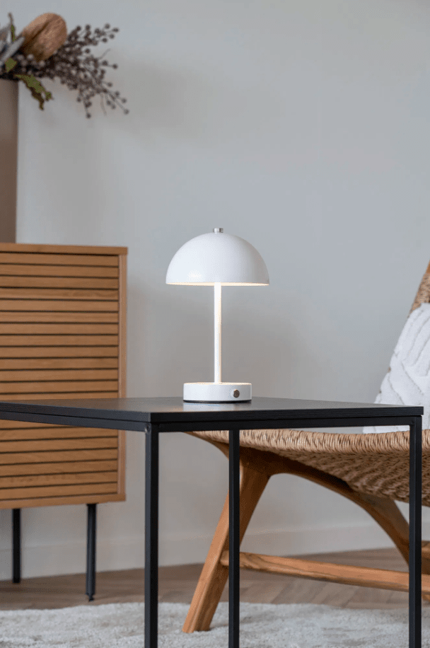 Holt LED 25cm Hvit bærbar Fra House of Nordic - De klassiska formen i vit metall med silvriga detaljer bidrar med en harmonisk atmosf&auml;r till rummet.