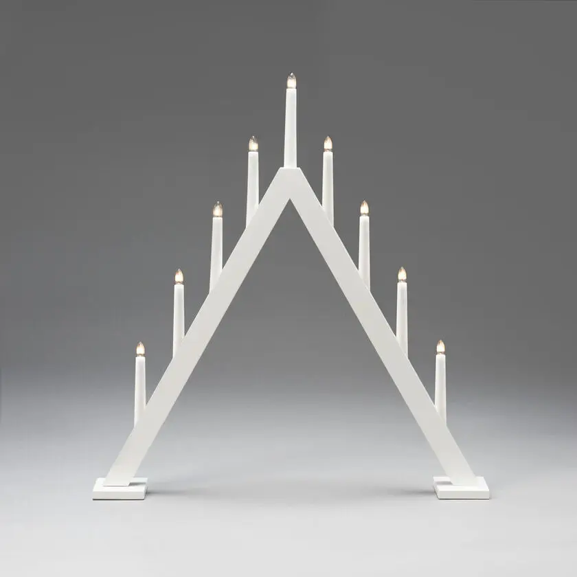 Candelabra 9 Lights Hvit Fra Konstsmide - Den klassiske pyramideformen er kombinert med et minimalistisk design, noe som gj&oslash;r den til en perfekt interi&oslash;rdetalj i b&aring;de tradisjonelle og moderne hjem.