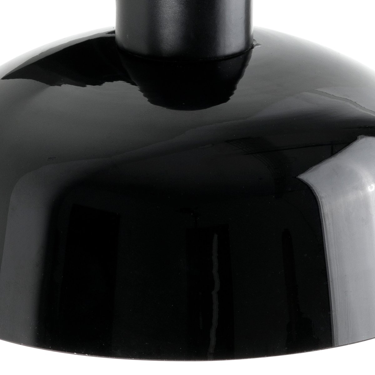 Tatawin Ø18 Svart Taklampe Fra Faro Barcelona - Tatawin er en taklampe med svart struktur og en svart metallskjerm som sprer et rettet, atmosf&aelig;risk lys.