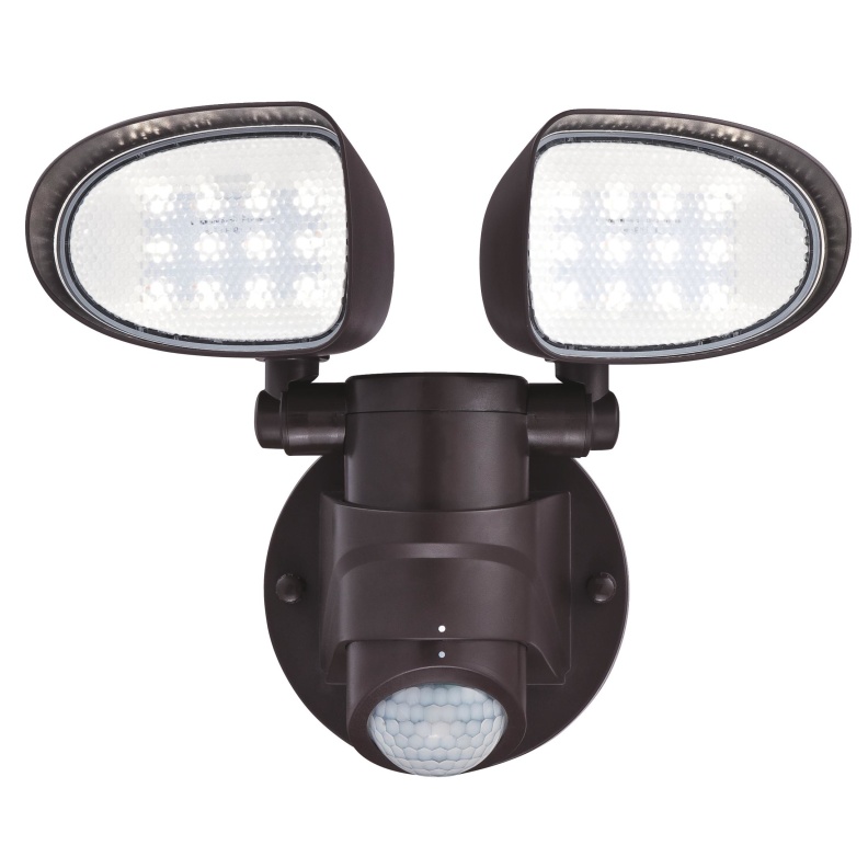 Two-Light Bronse utendørslampe Fra Westinghouse - Armaturet er utstyrt med to justerbare lampehoder som kan rotere 135 grader vertikalt og 160 grader horisontalt for å dekke et stort område.