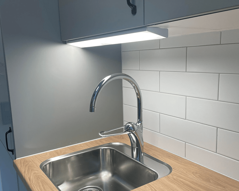 Acis Dim 40cm Hvit Fra Westal - Acis Bench lighting er en dimmebar benklampe laget av ekstrudert aluminium med opal blendingsbeskyttelse.
