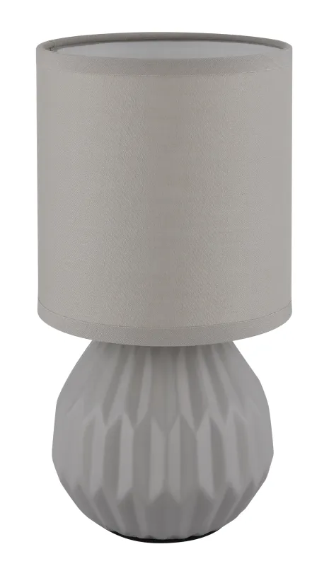 Sylas 23cm Grå bordlampe Fra Globo Lighting - Den rundade keramiska basen i elegant gr&aring;tt och den matchande cylindriska textilsk&auml;rmen skapar en harmonisk och modern estetik.