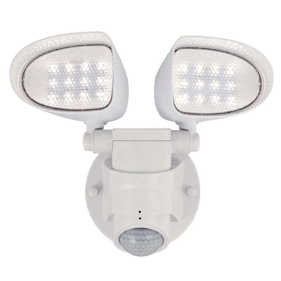 Two-Light Hvit utendørslampe Fra Westinghouse - Armaturet er utstyrt med to justerbare lampehoder som kan rotere 135 grader vertikalt og 160 grader horisontalt for å dekke et stort område.