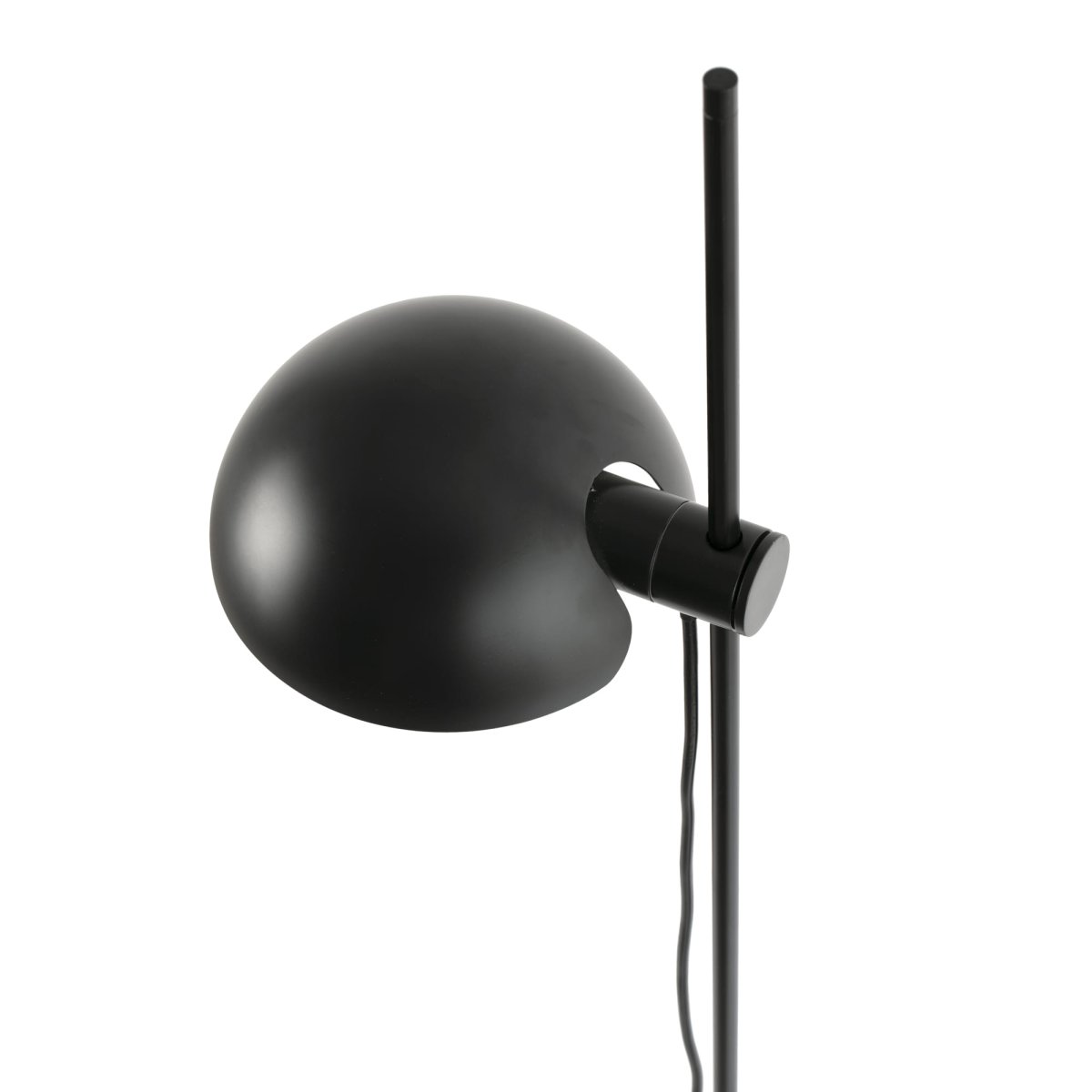 Matilda Svart gulvlampe Fra Faro Barcelona - Matilda er en svart gulvlampe i et stilig, geometrisk design som passer inn i alle typer interi&oslash;r.