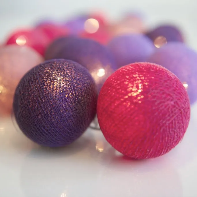 Irislights Vivid Violet 20-lights Lilla Fra Irislights - Kulene gir en fin gl&oslash;d n&aring;r lyslenken er tent, og kan plasseres eller henges p&aring; forskjellige m&aring;ter og i forskjellige omgivelser som en morsom detalj!