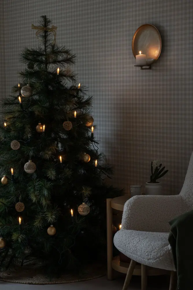 Juletrebelysning Amber 16LED 17m Grønn Fra Konstsmide - Juletrebelysning for innend&oslash;rs bruk med 16 ravfargede LED-lys som gir en varm og klassisk gl&oslash;d.