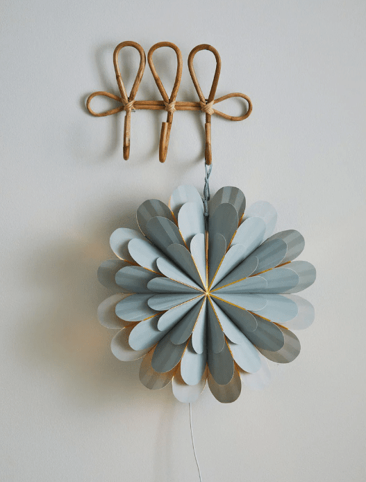 Marigold Ø45 Grå Fra Markslöjd - Marigold gir et subtilt, harmonisk lys som lyser opp rommet og skaper en avslappet og stilig atmosf&aelig;re i julen.