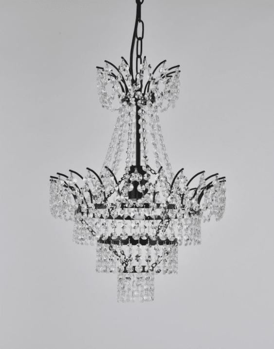 Estelle Ø35 Svart krystall Fra Norrsken Design - Estelles svarte detaljer gir et moderne preg som står i vakker kontrast til de glitrende krystallene.