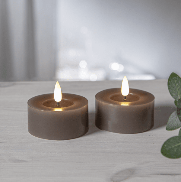 LED Telys Flamme Flow Brun Fra Star Trading - Lyset har en blank dip under flammen, denne overflaten ser ut som flytende voks, noe som gj&oslash;r lyset enda mer naturtro i kombinasjon med den naturtro Flamme-flammen i varmt hvitt lys.