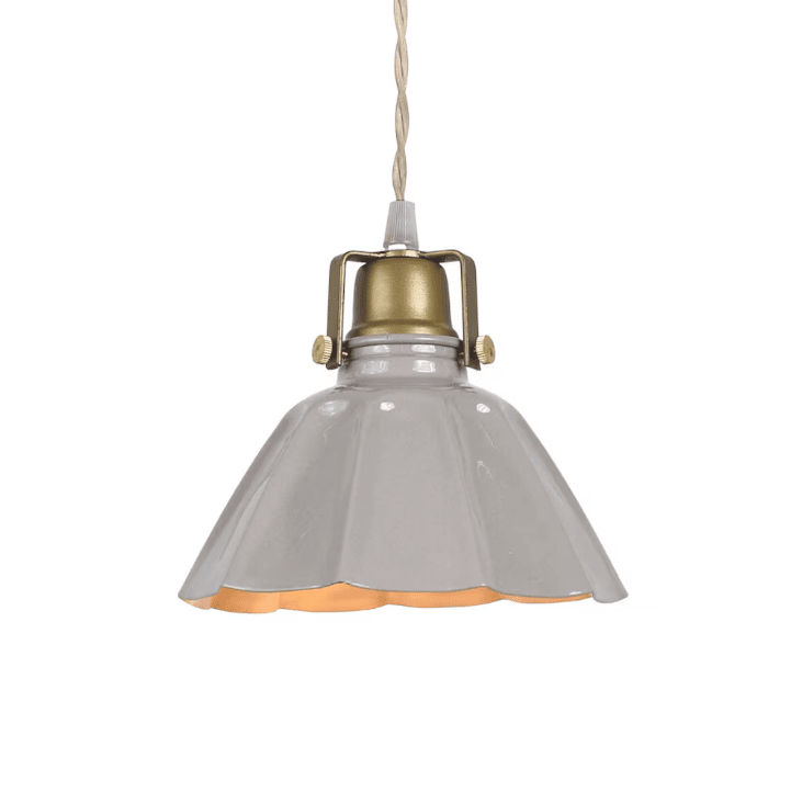 Margareta Ø18 Beige vinduslampe Fra Strömshaga - Skyggen har en marmorert finish som er malt for hånd, noe som gjør at ujevnheter og forskjeller kan oppstå.