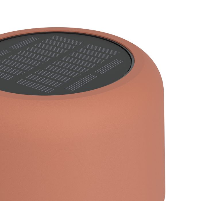 Roccanova 120cm RØD solcellelampe Fra Eglo - Roccanova er en stilig, solcelledrevet gulvlampe som kombinerer form og funksjon for både innendørs og utendørs bruk.