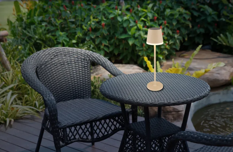 Bordslampa LED Sand solcellelampe Fra Globo Lighting - Den diskreta designen sm&auml;lter in i alla milj&ouml;er och med IP44-klassning &auml;r den t&aring;lig mot v&auml;der och vind.