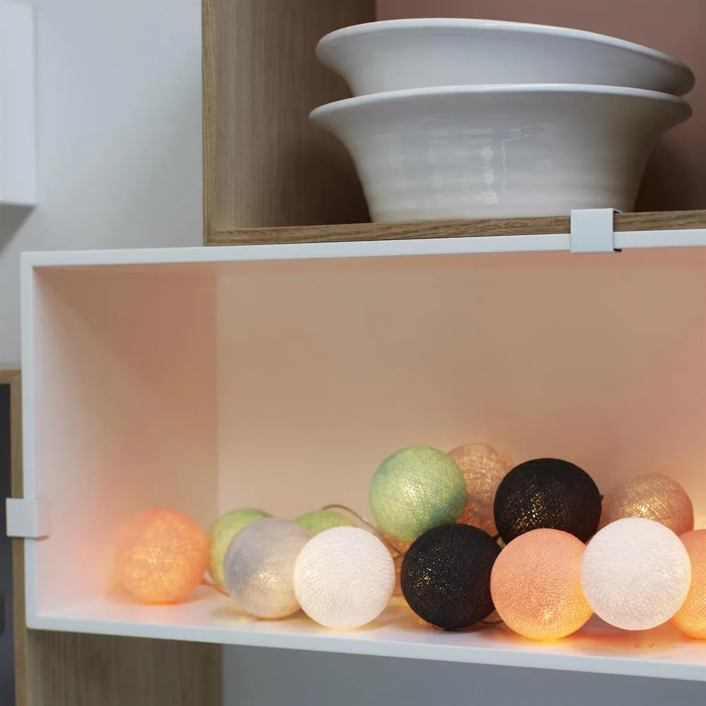 Irislights Endless Summer 35-lights Flerfarget Fra Irislights - Lyslenken passer perfekt i de fleste hjem og milj&oslash;er, og kan plasseres p&aring; forskjellige m&aring;ter for &aring; skape variasjon.