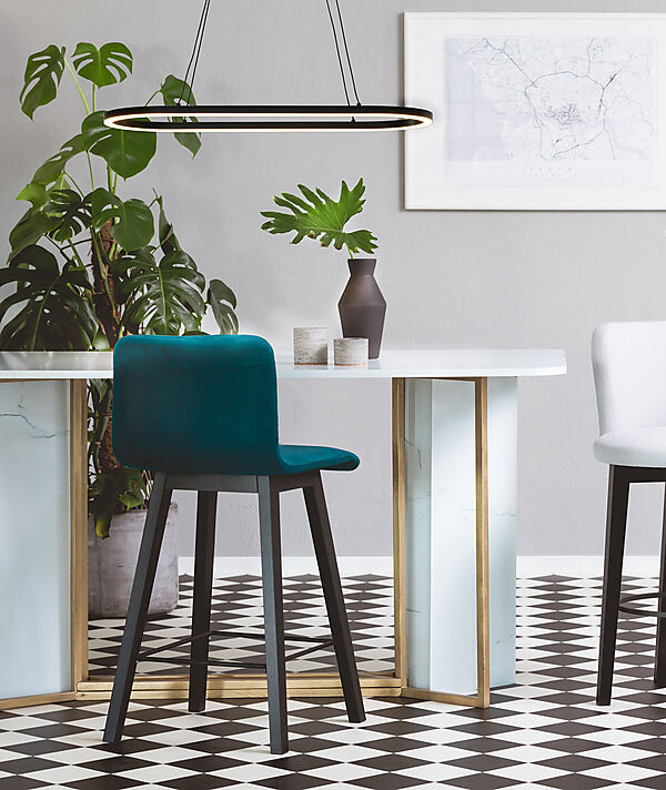 Oda 76cm Svart Taklampe Fra Aneta Lighting - Det gir et varmhvitt behagelig lys og med de justerbare ledningene kan du velge ønsket høyde.