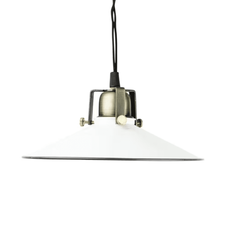 Skomakerlampe Herbert Ø23 Hvit vinduslampe Fra Strömshaga - Denne taklampen g&aring;r aldri ut p&aring; dato og er enkel &aring; plassere i hjemmet ditt hvor; den passer inn i de fleste rom som kj&oslash;kken, hall og stue.