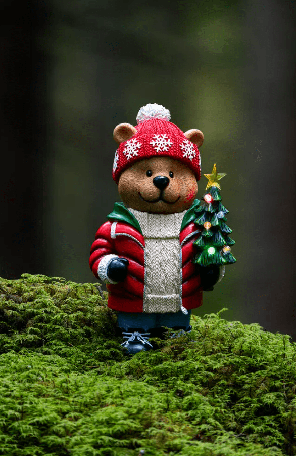 Liten Teddybjørn 38cm Flerfarget Fra Konstsmide - Spre juleglede innend&oslash;rs med denne sjarmerende teddybj&oslash;rnen i vinterkl&aelig;r!