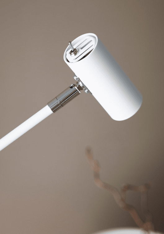 Cato dimbar Matt hvit gulvlampe Fra Belid - Med en h&oslash;ydejustering mellom 100-134 cm, en lampeskjerm p&aring; 4 cm i diameter og en stabil lampefot p&aring; 20 cm, kombinerer Cato form og funksjon p&aring; beste m&aring;te.