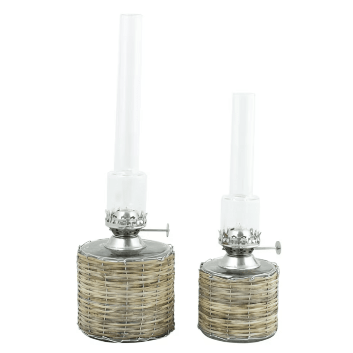 Basket-style kerosene lamp small Brun Fra Strömshaga - Rett parafinlampe i glass og flettet kurv og brenner i nikkel.