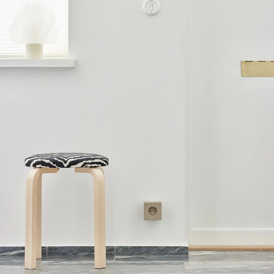 Square 2 Socket extender with 30W Dual USBC Sand Fra Avolt - Stikkontaktforlenger fra Avolt med stilig design med en kube laget av resirkulert plast og en magnetisk plate i bunnen slik at den kan henges p&aring; veggen.