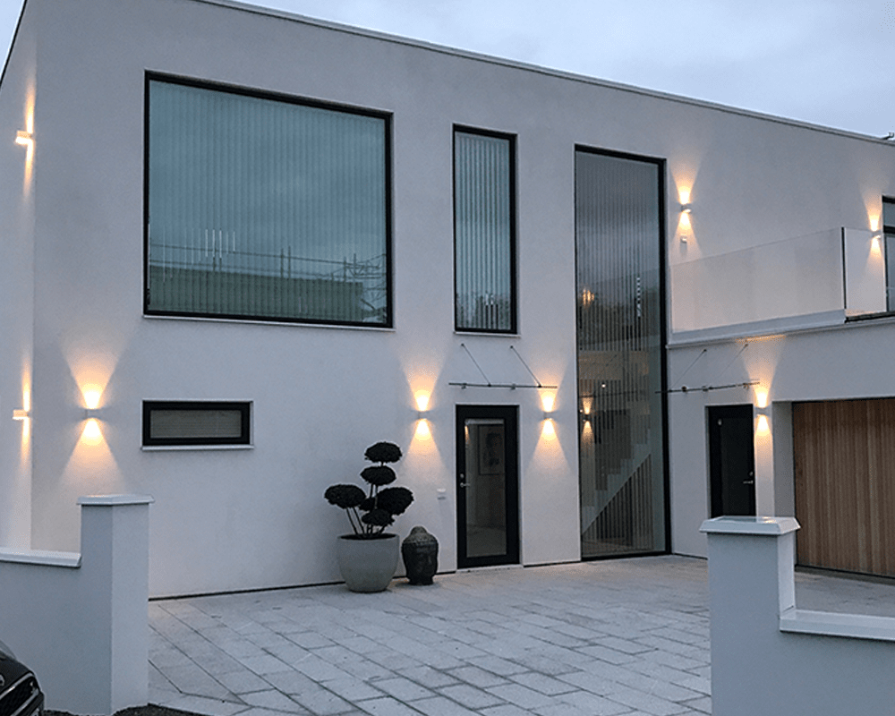 Illusion Box Grå utendørslampe Fra Westal - Egnet for både innendørs og utendørs bruk (IP54-klassifisert) og passer perfekt i både private og offentlige miljøer.
