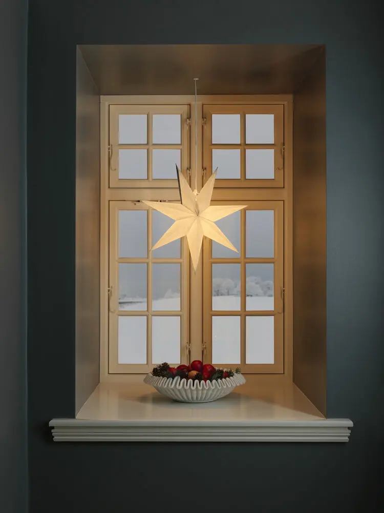 Papirstjerne Ø60 Hvit Fra Konstsmide - Perfekt &aring; henge i vinduet eller mot en vakker vegg &ndash; en tidl&oslash;s dekorasjon som forgyller hvert rom med enkel eleganse.