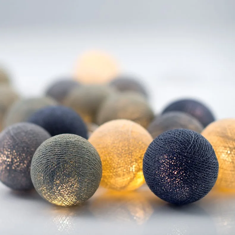 Irislights Breeze 20-lights Flerfarget Fra Irislights - Irislights Breeze er en dekorativ belysning med h&aring;ndlagde kuler i gr&oslash;nne, beige, gr&oslash;nne og bl&aring; nyanser.