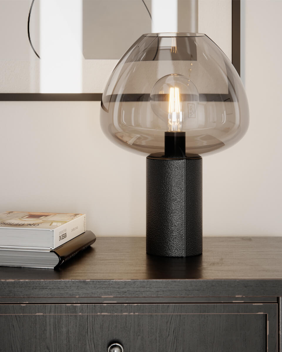 Cozy 42cm Svart bordlampe Fra By Rydéns - Koselig bordlampe har lampefot dekket i sort kunstskinn med tydelig s&oslash;m p&aring; den ene siden av estetiske &aring;rsaker.