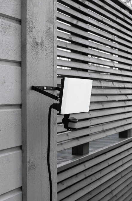 Airflood 30W Svart utendørslampe Fra Airam - Denne lampen er ogs&aring; utstyrt med en bevegelsessensor som reagerer p&aring; bevegelse innenfor 120&amp;grader; og fra en avstand p&aring; 2-8m.