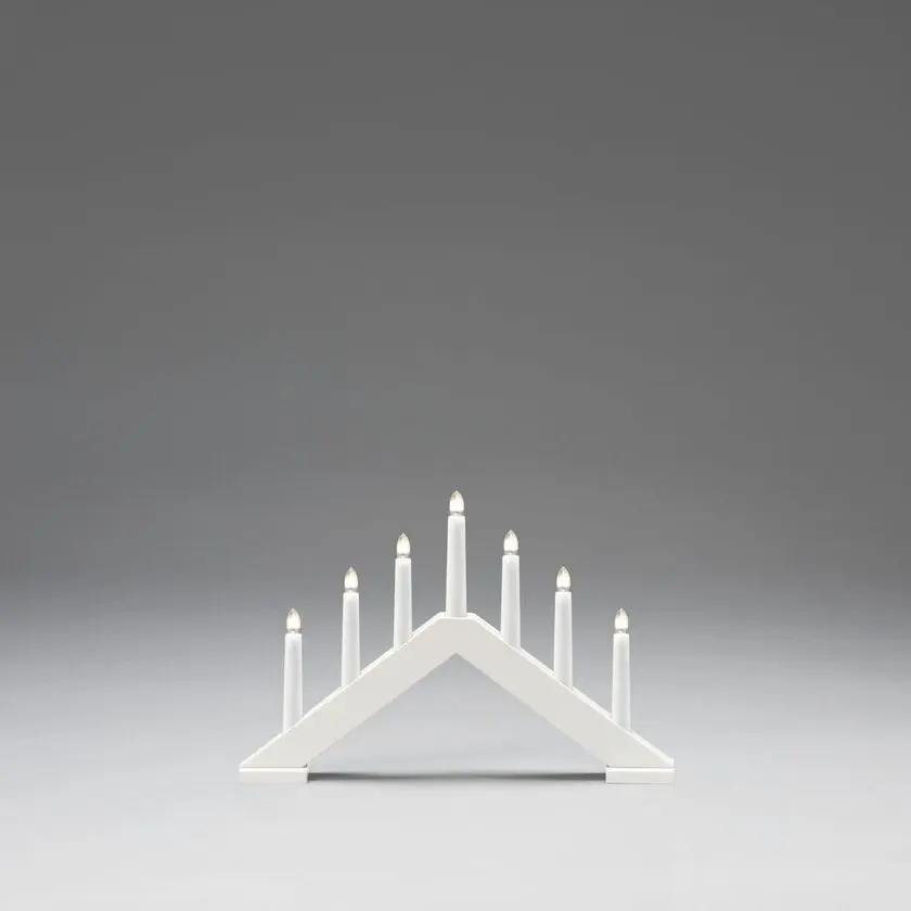 Candelabra 7 Lights Hvit Fra Konstsmide - Gi hjemmet ditt en tidl&oslash;s og stilig julestemning med denne elegante adventslysestaken i hvitlakkert tre.