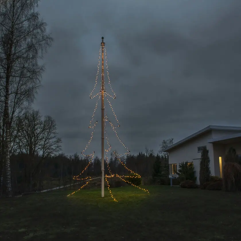 Flaggstangsbelysning amber 13m Svart Fra Konstsmide - Flaggsnor med 3 l&oslash;kker og 136 ravfargede LED-lys som danner et stilisert juletre med en vakker kontur.