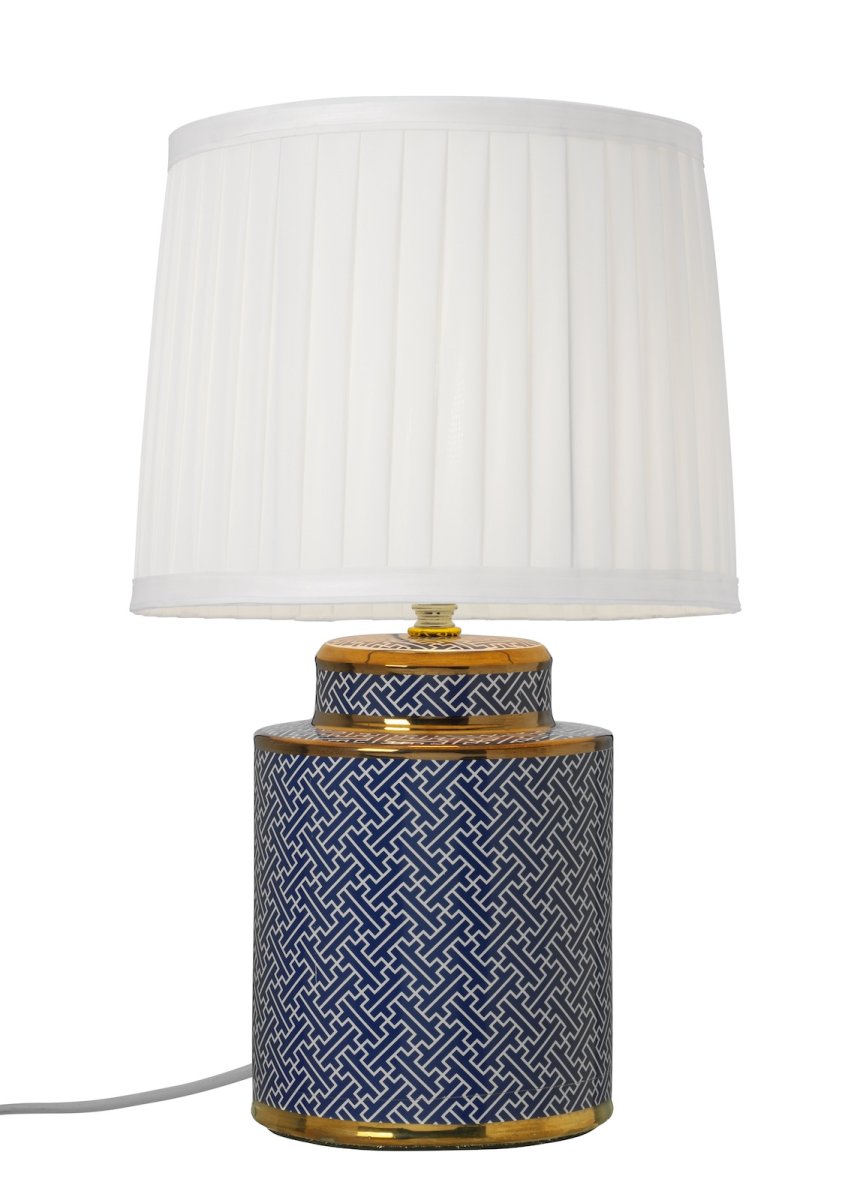 Maze 40cm Blå bordlampe Fra Cottex - Maze keramisk bordlampe har et elegant bl&aring;tt og hvitt m&oslash;nster med eksklusive gulldetaljer som gir den et sofistikert preg.