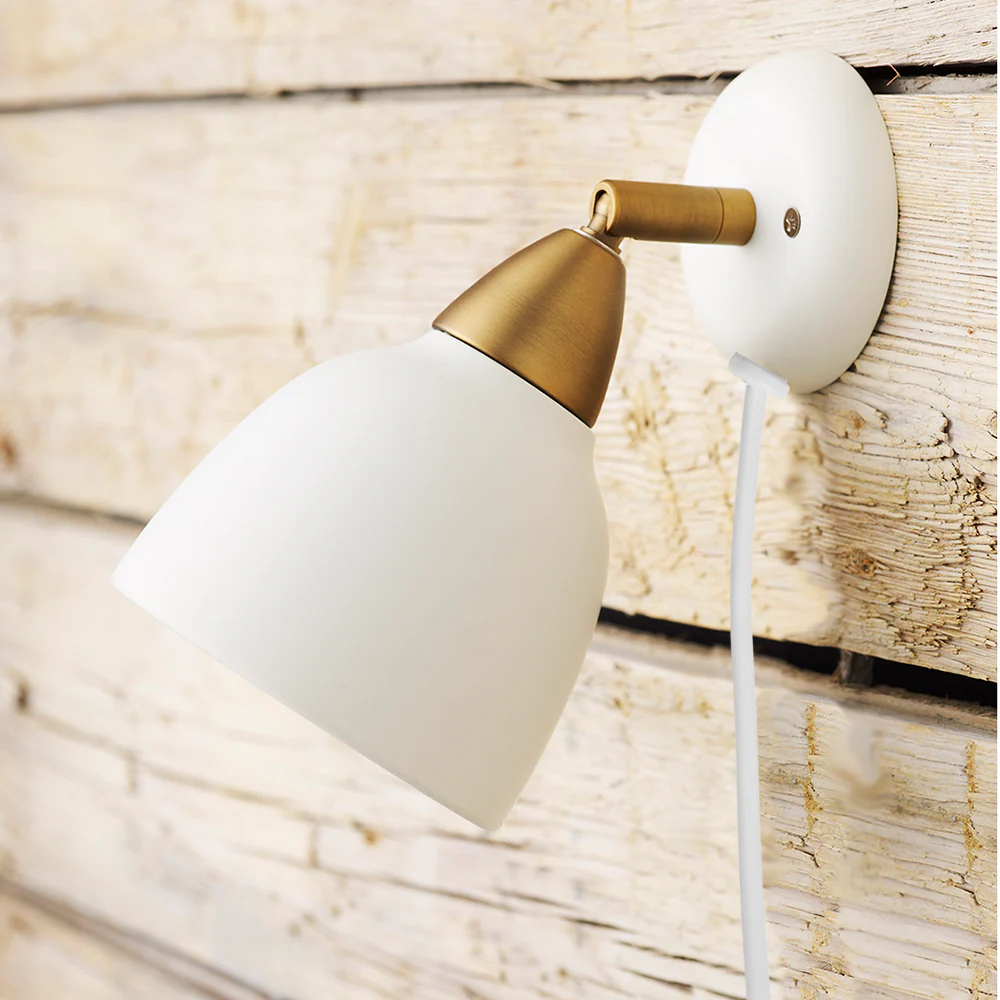 Urban Short Hvit leselampe Fra Superliving - Ideell for soverommet, stuen eller studiet &ndash; Urban Short er en fleksibel og tidl&oslash;s belysningsl&oslash;sning som fremhever stilen i ethvert rom!