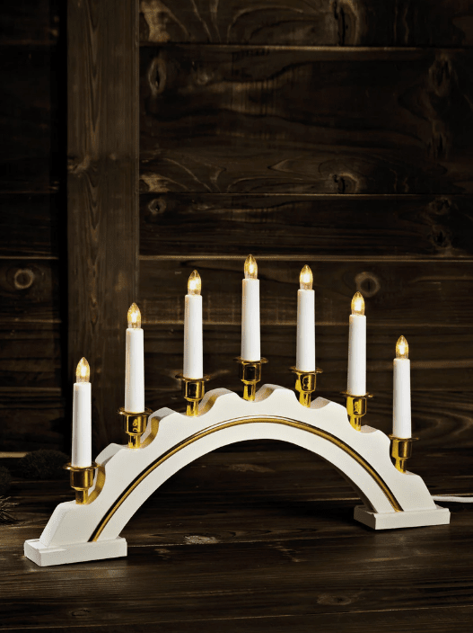 Celine Hvit Fra Markslöjd - Celine Advent lysestake Hvit er en tidl&oslash;s og elegant lysestake til advent.