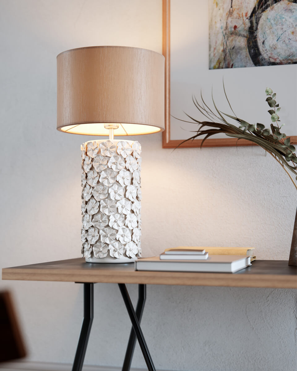 Fiore 55cm Beige bordlampe Fra By Rydéns - Den keramiske lampefoten er dekorert med vakre roser som gir et romantisk og sjarmerende preg til ditt interi&oslash;r.