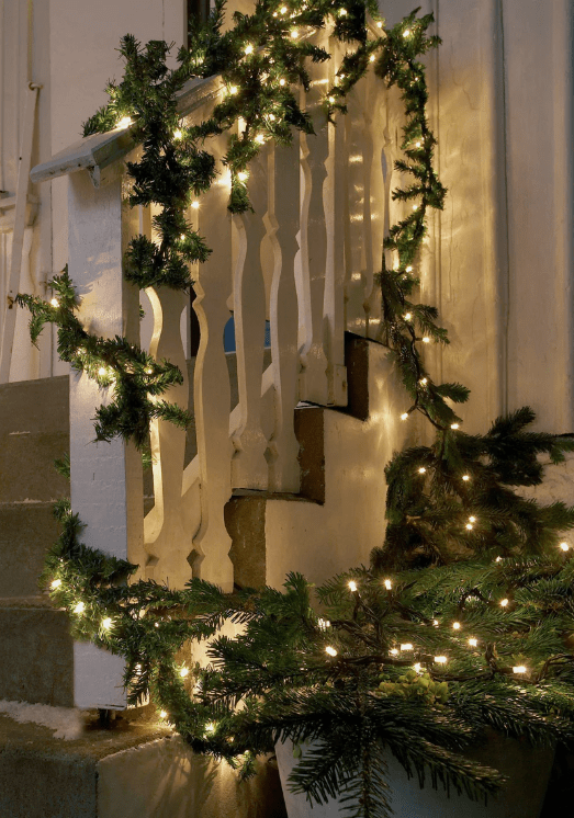 Garland 500cm Grønn Fra Markslöjd - Denne elegante lysstrengen med krans i granlignende materiale har 80 energieffektive LED-lamper (7 cm mellom hver lampe) og er perfekt for &aring; skape en koselig og atmosf&aelig;risk atmosf&aelig;re.