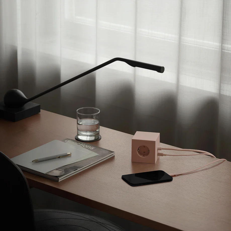 Square 1 with 30W Dual USBC & Magnetic base, 3m Rosa Fra Avolt - Styreskinne fra Avolt med et stilig design med lang PVC-ledning, en kube laget av resirkulert plast og en magnetisk plate i bunnen slik at den kan henges p&aring; veggen.
