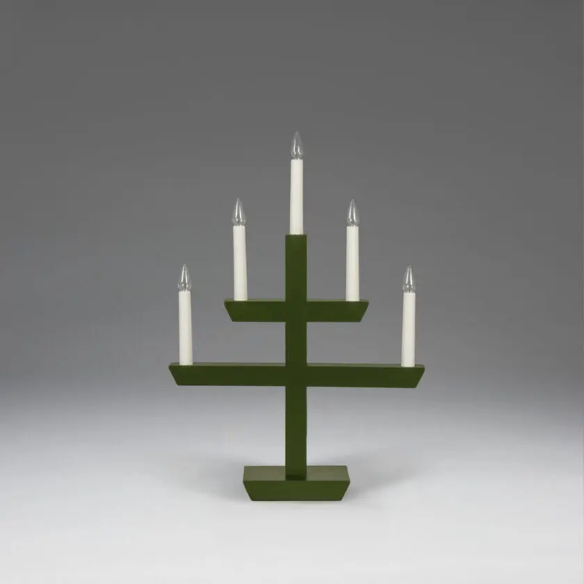 Wooden Candelabra 5 Lights Mørk grønn Fra Konstsmide - En tidl&oslash;s interi&oslash;rdetalj som sprer en varm gl&oslash;d og passer perfekt i vinduet i adventstiden, eller som stemningsbelysning &aring;ret rundt.