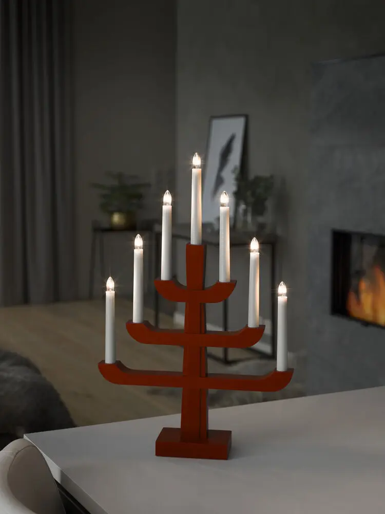 Candelabra 7 Lights RØD Fra Konstsmide - Med sine tre stilige nivåer og syv varmhvite lys, kombinerer den klassisk sjarm med moderne design.