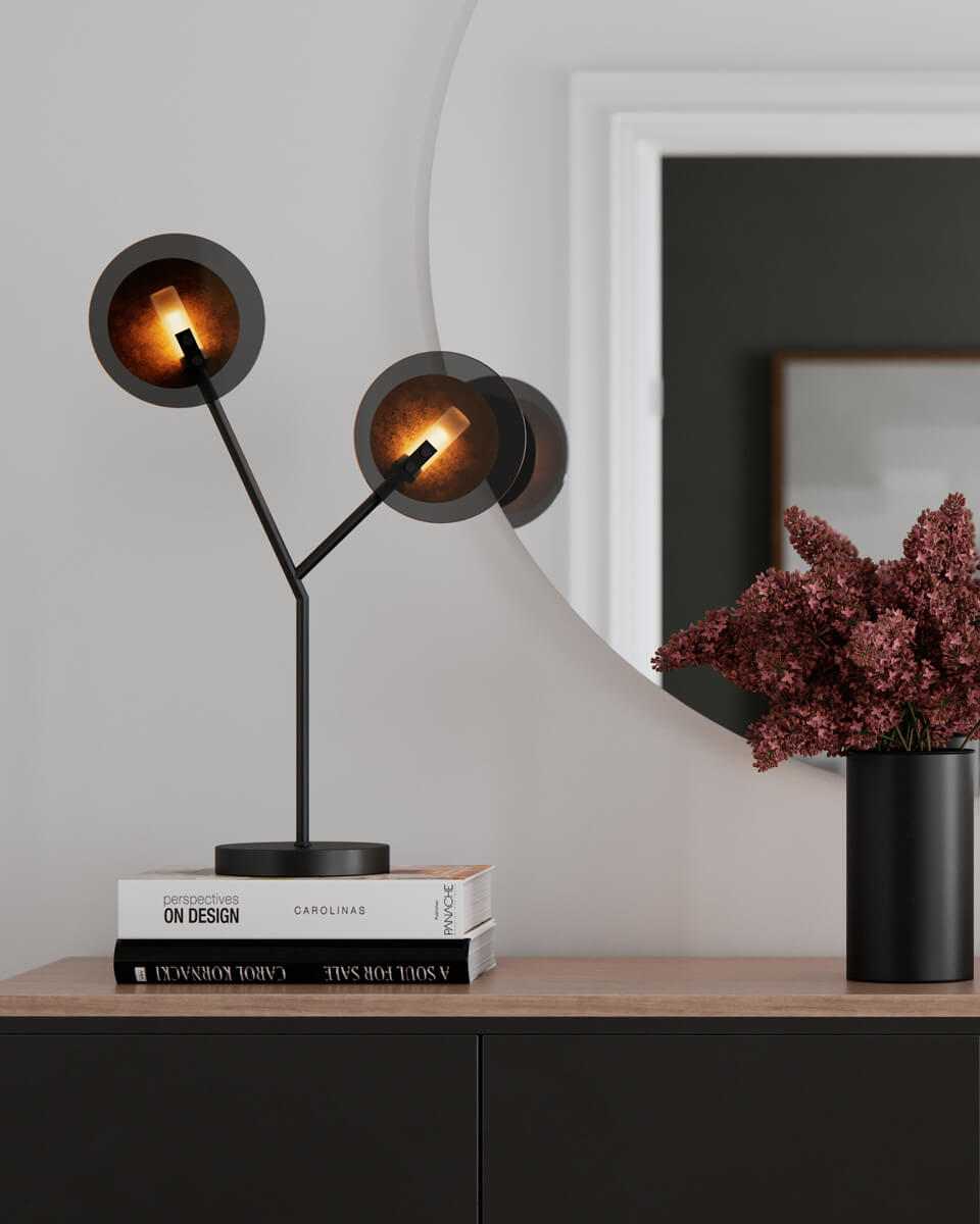 Turno 60cm Svart bordlampe Fra By Rydéns - D&aring; Turno bordlampe har ingen bakside, du kan velge om du vil at lyskildene, som er plassert i et rør av frostet glass, skal være i fokus eller om du foretrekker dem skjult og s&aring; så utstråle på sidene bak den gullfargede metallskiven.