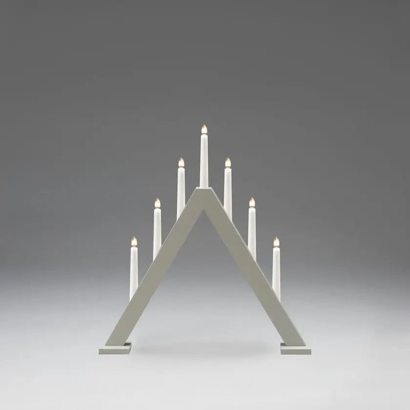 Candelabra 7 Lights Grå Fra Konstsmide - Den klassiske pyramideformen er kombinert med et minimalistisk design, noe som gj&oslash;r den til en perfekt interi&oslash;rdetalj i b&aring;de tradisjonelle og moderne hjem.