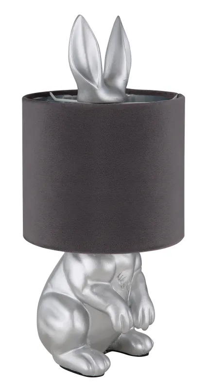 Rabbit 40cm Sølv bordlampe Fra Globo Lighting - Med en silverf&auml;rgad kaninfigur som bas och en elegant gr&aring; sammetsk&auml;rm kombinerar den lekfull design med sofistikerad stil.